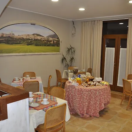 לינה וארוחת בוקר Iris 4*